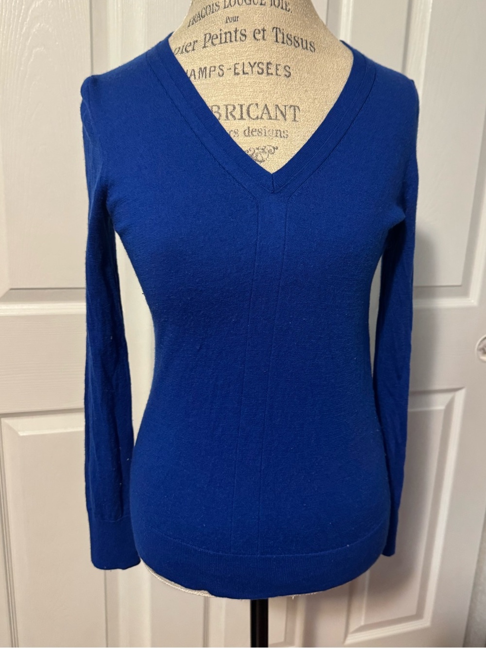 Banana Republic Small 100% Merino Wool Collegiate Royal Blue V-Neck Long Sleeve